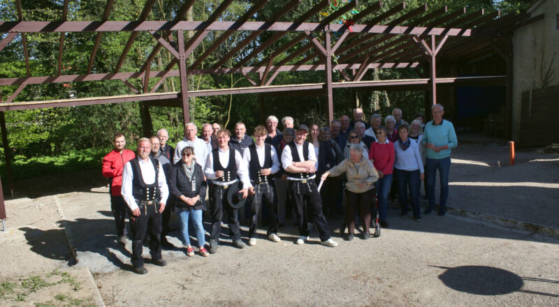 Zimmerer, die Mitglieder der Dienstagsgruppe und der Vorstand des Heimatvereins feierten das Richtfest für die neue Remise auf dem Heimathof. Foto: Thomas Dohna