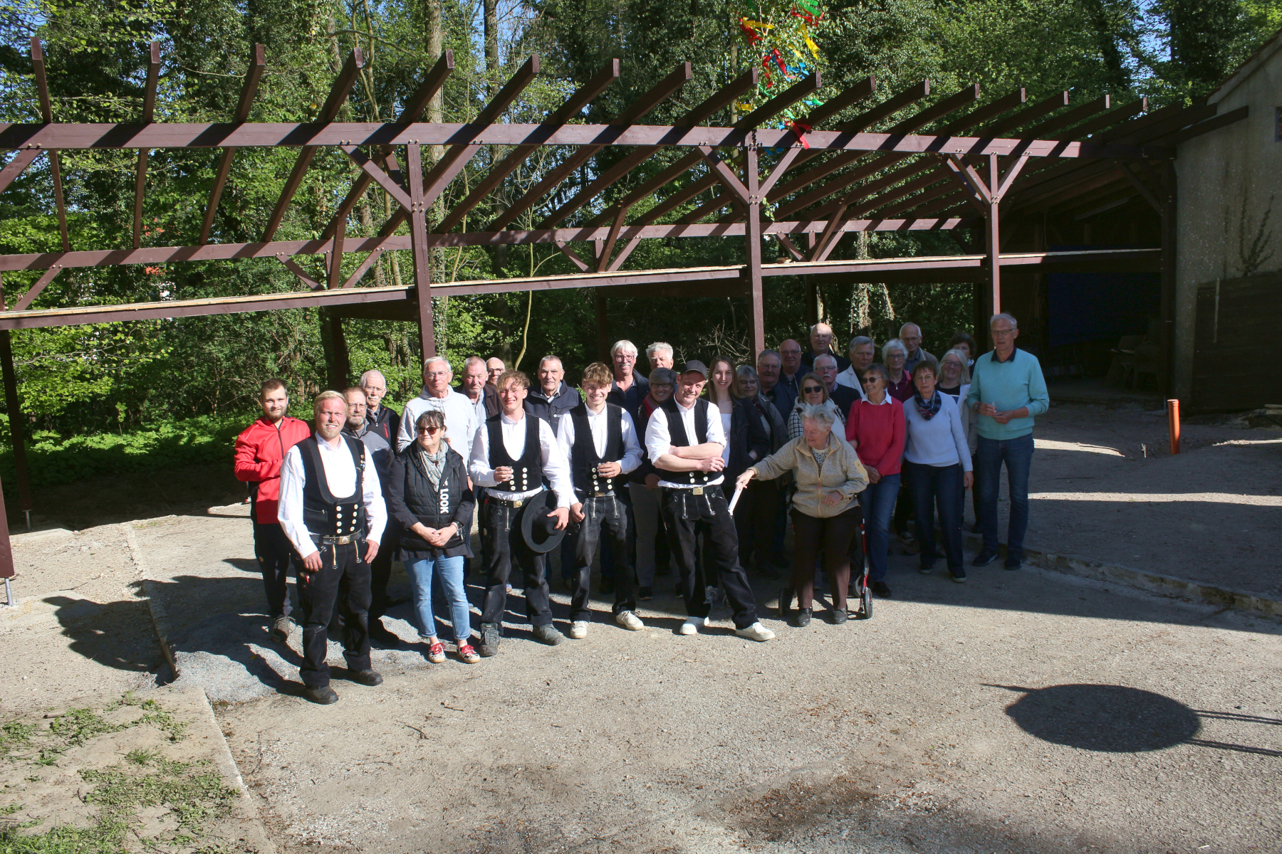 Zimmerer, die Mitglieder der Dienstagsgruppe und der Vorstand des Heimatvereins feierten das Richtfest für die neue Remise auf dem Heimathof. Foto: Thomas Dohna