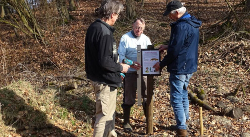 Schilder sollen über die Salamanderpest informieren und Spaziergänger warnen. Foto: Nabu Leopoldshöhe
