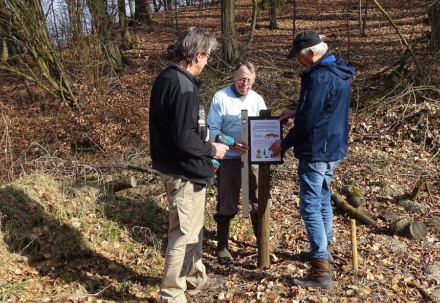Schilder sollen über die Salamanderpest informieren und Spaziergänger warnen. Foto: Nabu Leopoldshöhe