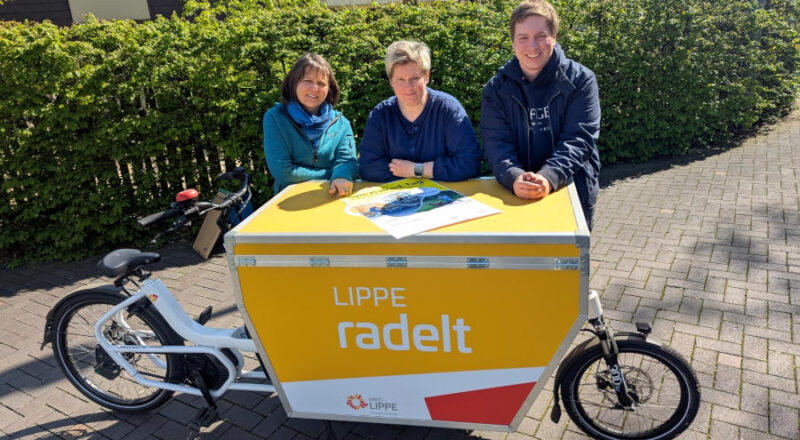 Fördern den Radverkehr im Alltag (von links): Susanne Lübker, Klimaschutzbeauftragte Bad Salzuflens, Anna-Lena Mügge, Radverkehrsbeauftragte des Kreises, und Sebastian Baving,Radverkehrsbeauftragter der Stadt Bad Salzuflen. Foto: Kreis Lippe