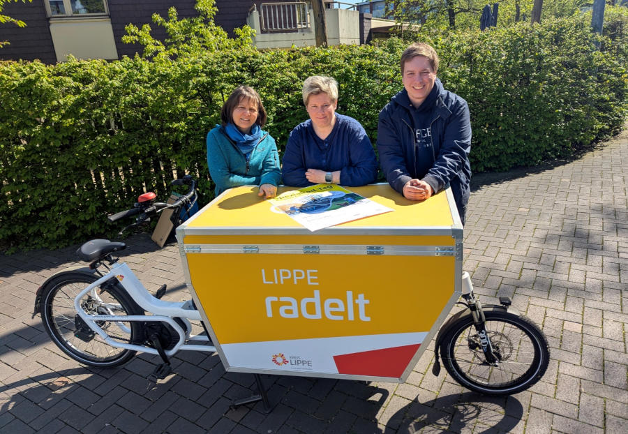 Fördern den Radverkehr im Alltag (von links): Susanne Lübker, Klimaschutzbeauftragte Bad Salzuflens, Anna-Lena Mügge, Radverkehrsbeauftragte des Kreises, und Sebastian Baving,Radverkehrsbeauftragter der Stadt Bad Salzuflen. Foto: Kreis Lippe