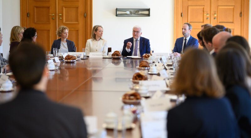 Bundespräsident Frank-Walter Steinmeier äußert sich bei einem Gespräch mit rund 20 Journalistinnen und Journalisten von Lokalzeitungen anlässlich des Tages des Lokaljournalismus (5. Mai) im Schloss Bellevue. Foto: Bernd von Jutrczenka/dpa