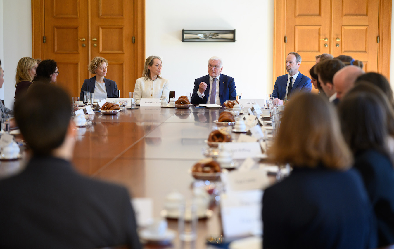 Bundespräsident Frank-Walter Steinmeier äußert sich bei einem Gespräch mit rund 20 Journalistinnen und Journalisten von Lokalzeitungen anlässlich des Tages des Lokaljournalismus (5. Mai) im Schloss Bellevue. Foto: Bernd von Jutrczenka/dpa
