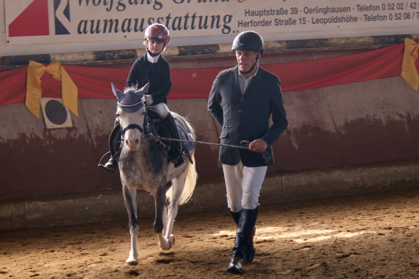 Die Reiterin reitet allein, die Begleitperson führt das Pferd mit Hilfe einer Leine. Foto: Thomas Dohna