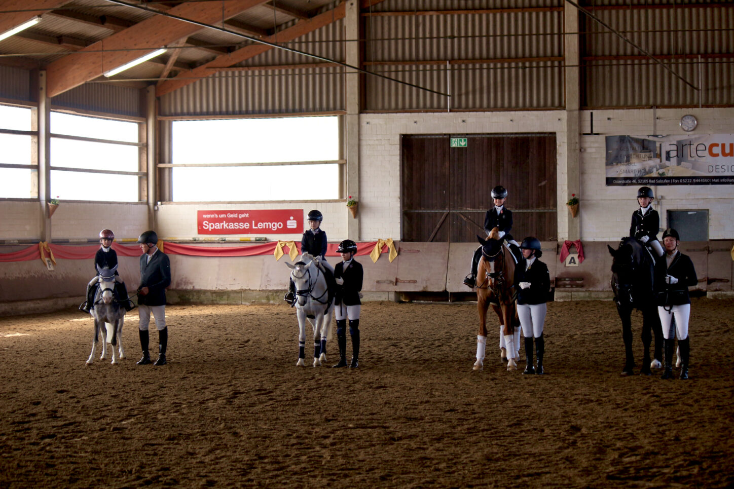 Die Teams im Wettbewerb Führung sind jeweils zu dritt: Pferd, Reiterin und Führende zu Fuß. Foto: Thomas Dohna