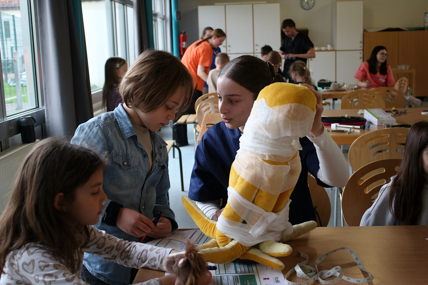 Der schwer verwundete Octopus wird von Medizinstudentin Dana Al-Daloo, Doktorin im Teddybärenkrankenhaus und Nico Marhöfer gewogen. Foto: Edeltraud Dombert