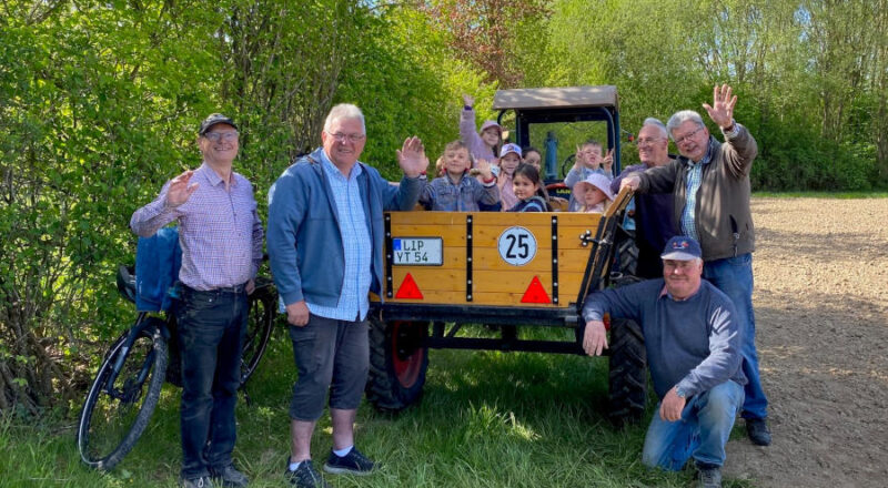Kartoffeln setzen mit den Kleinen Strolchen