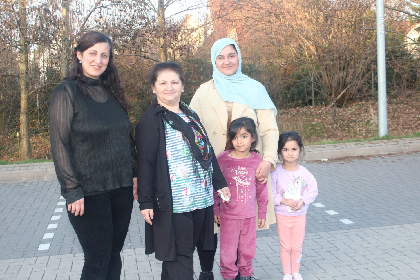 Helin Hazem, Halim Yasit und Laila Matun (von links) lernen schwimmen. mit dabei zwei Töchter. Foto: Runder Tisch Asyl