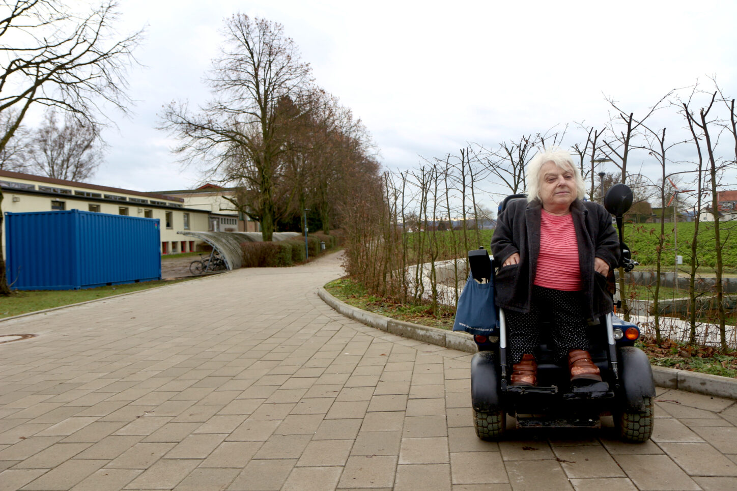 Die Behindertenbeauftragte der Gemeinde Beate Twittenhoff wünscht sich einen Behindertenparkplatz am multifunktionalen Anbau der FFG etwa dort, wo im Winter der blaue Container stand. Foto: Thomas Dohna