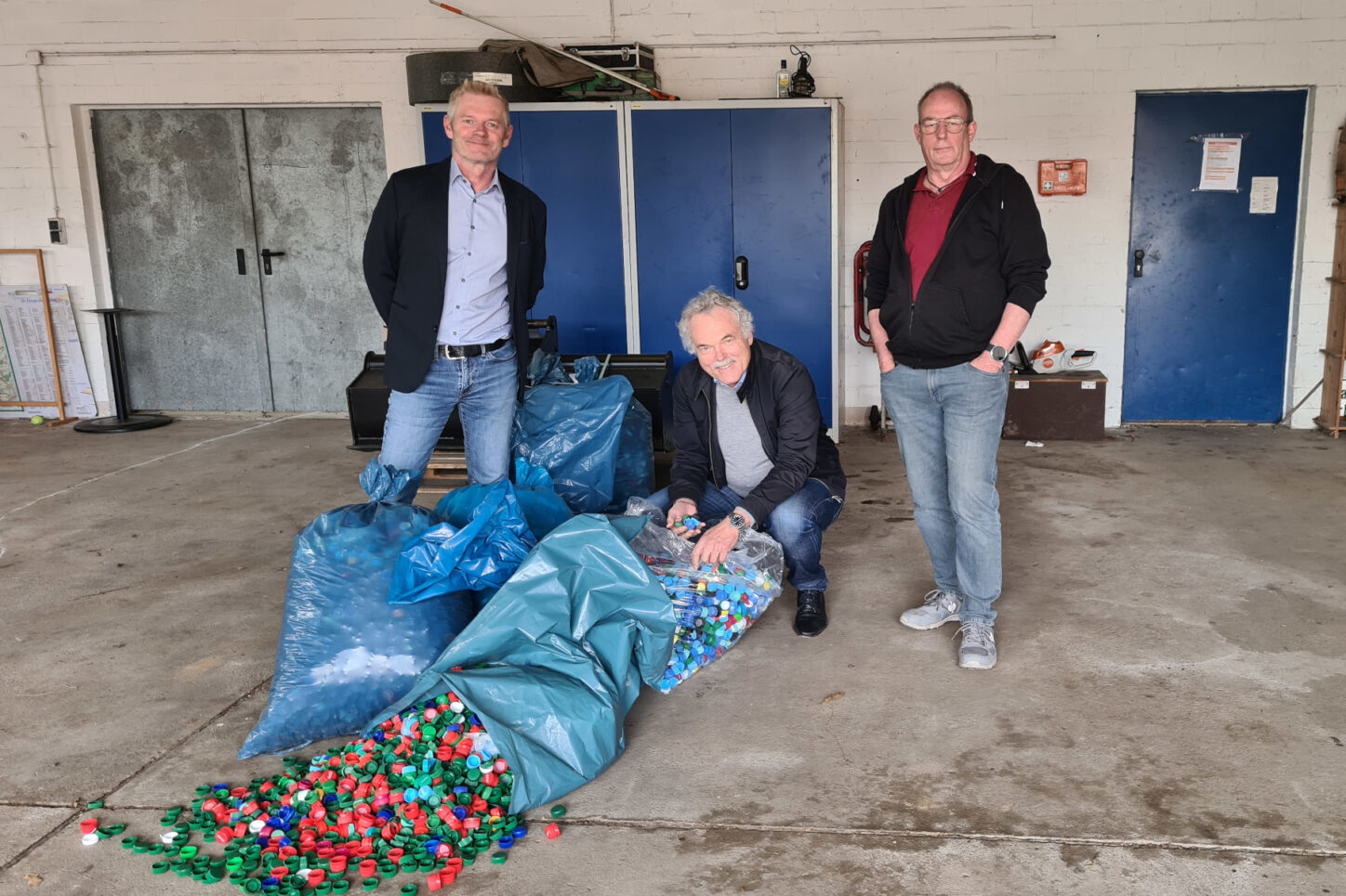 Frank Elbrächter, stellvertretender Bürgermeister Leopoldshöhes, Winfried Brunner als Vertreter der Rotarier Detmold- Oerlinghausen und Michael Brinkmann, Leiter des Bauhofs Leopoldshöhe, mit vielen Plastikdeckeln auf den Bauhof Leopoldshöhe. Foto: Rotary-Club