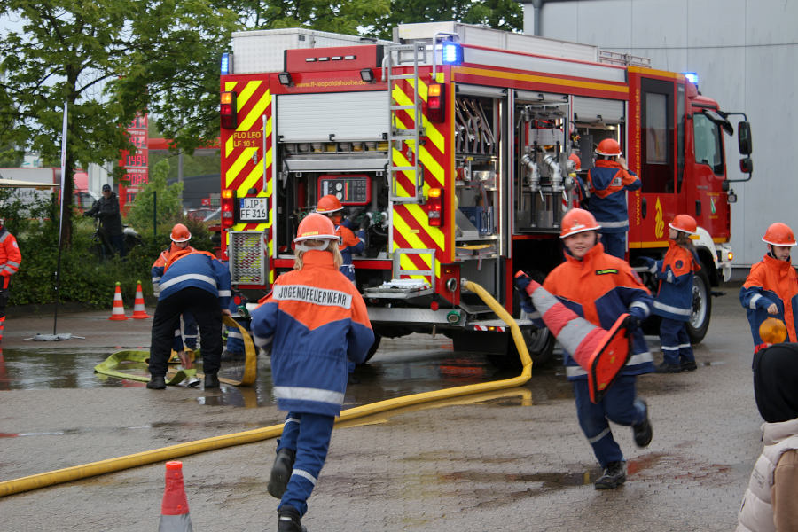 Die Jugendfeuerwehr demonstrierte eindrücklich ihr Können bei einem Simultaneinsatz auf dem Feuerwehrgelände. Fotos: Edeltraud Dombert