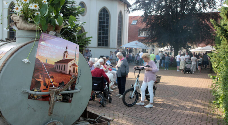 Einladend war der ehemalige Güllewagen am Eingang zum Kirchhof dekoriert. Foto: Thomas Dohna