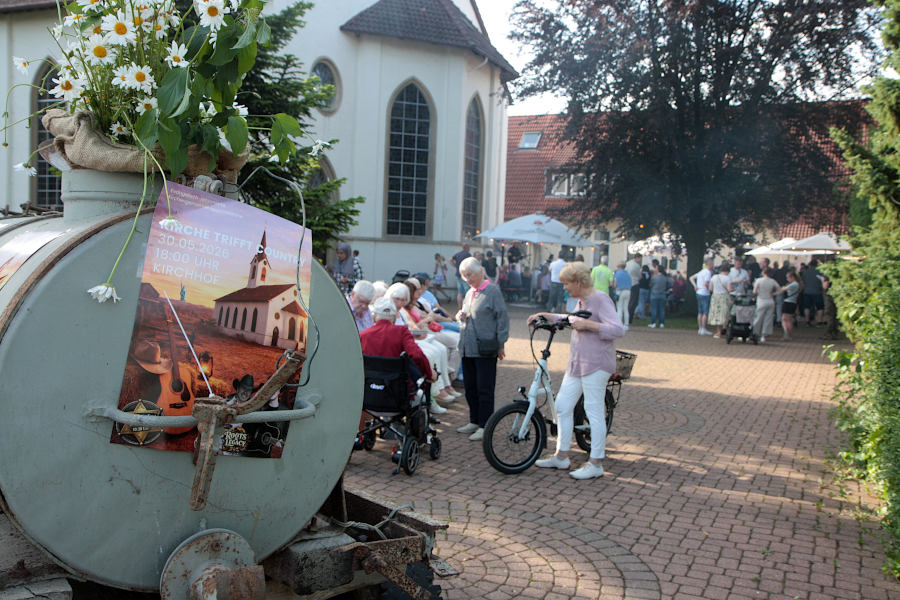 Einladend war der ehemalige Güllewagen am Eingang zum Kirchhof dekoriert. Foto: Thomas Dohna