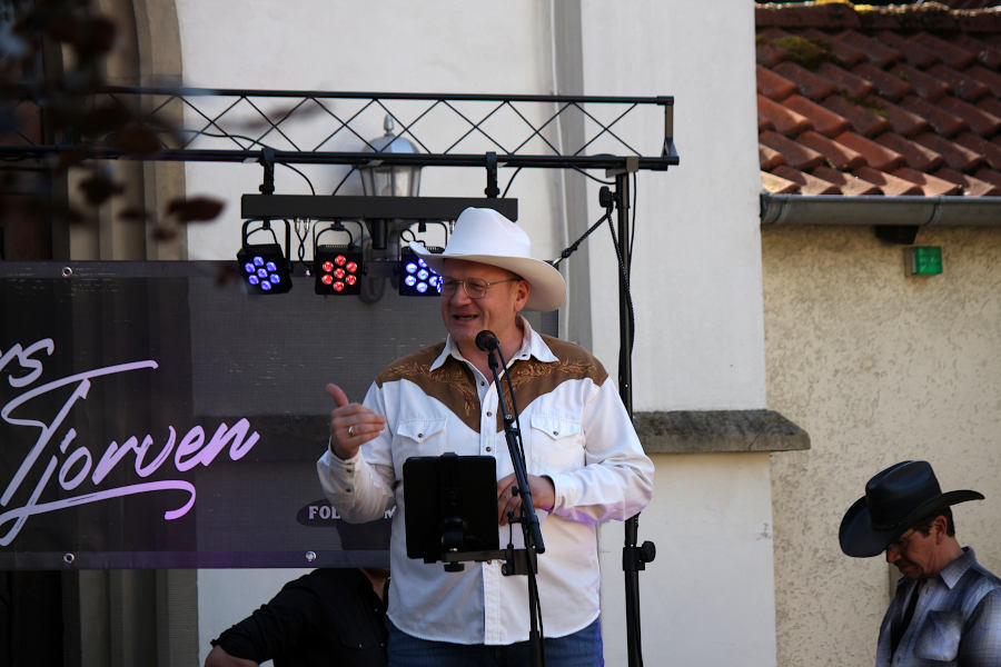 Fabian Adler begrüßte im Namen der evangelischen Kirchengemeinde alle Gäste. Foto: Thomas Dohna