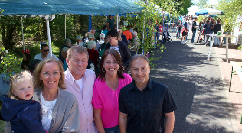 Nicole Loidl mit Enkelkind, Thorsten und Manuela Kunze sowie Marc Schawalbe haben den Familientag des Schützenvereins Nienhagen organisiert. Foto: Thomas Dohna