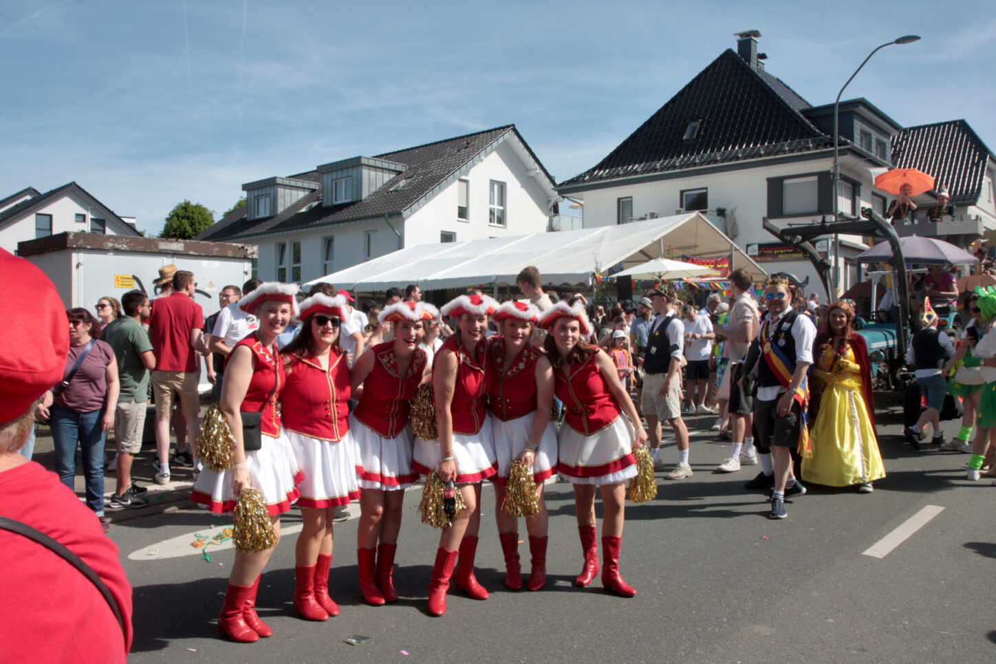 Die Funkenmariechen waren auch dabei. Foto: Thomas Dohna