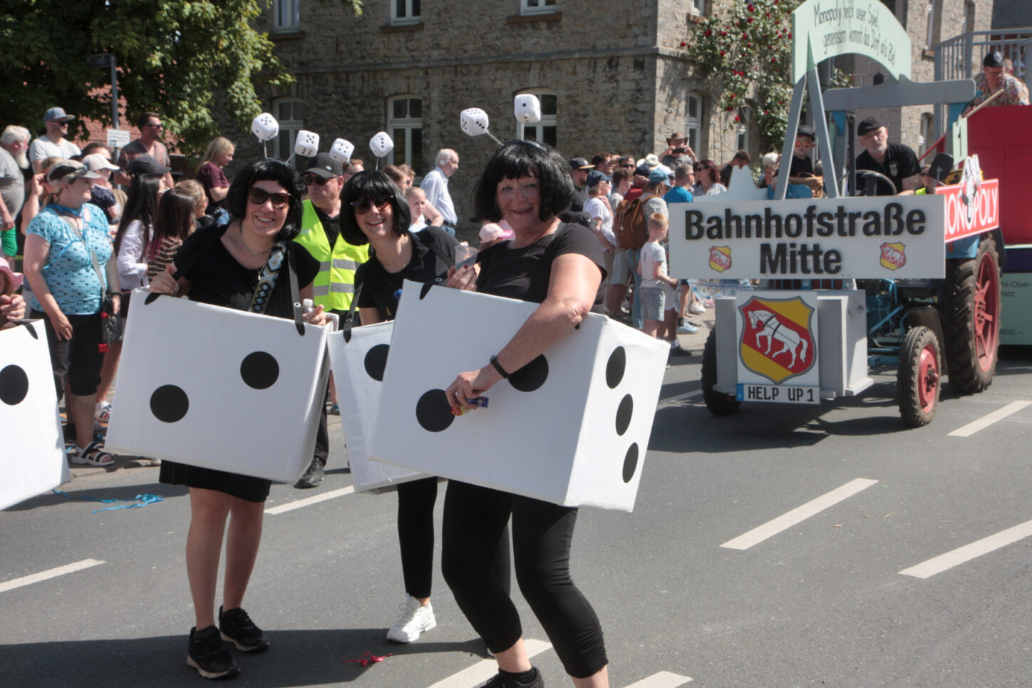 Die Würfeldamen waren Teil eines Monopoly-Auftritts. Foto: Thomas Dohna