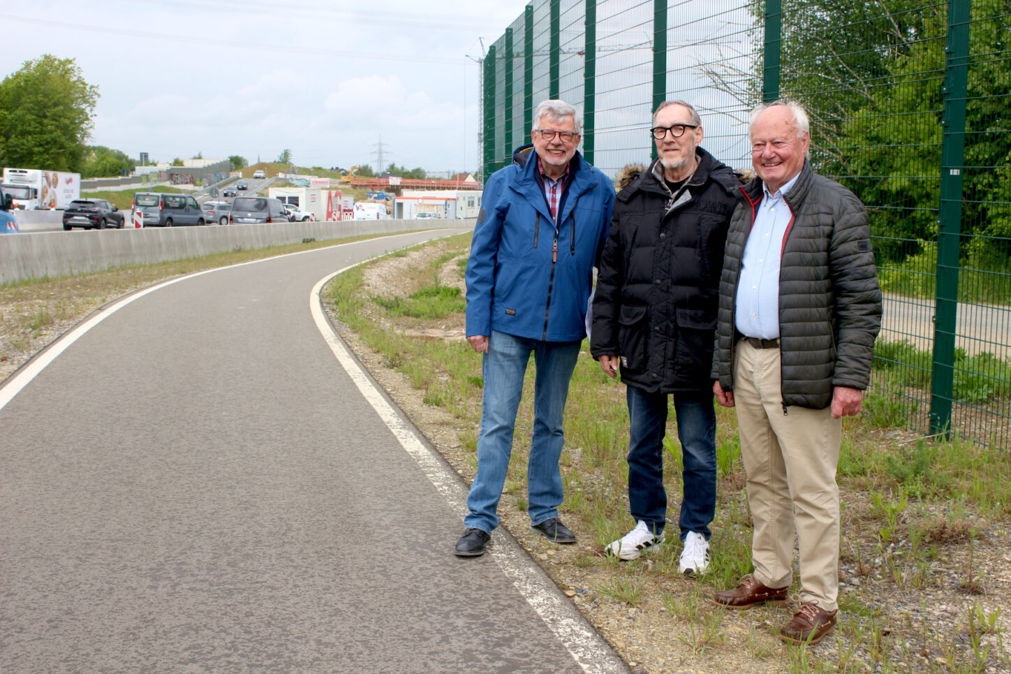 Gerhard Schemmel (links, Bürgerstiftung), Sponsor Hans-Jürgen Laufer und Initiator Manfred Burkamp stehen an der Stelle, wo der historische Grenzstein seinen neuen Platz finden soll. Foto: Thomas Dohna