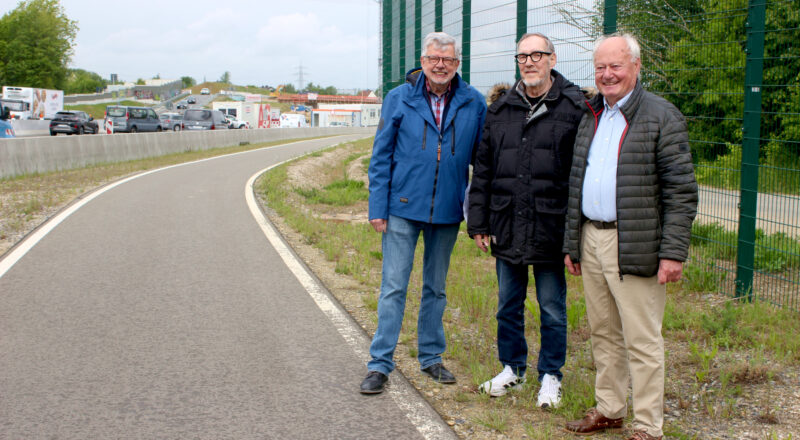 Gerhard Schemmel (links, Bürgerstiftung), Sponsor Hans-Jürgen Laufer und Initiator Manfred Burkamp stehen an der Stelle, wo der historische Grenzstein seinen neuen Platz finden soll. Foto: Thomas Dohna