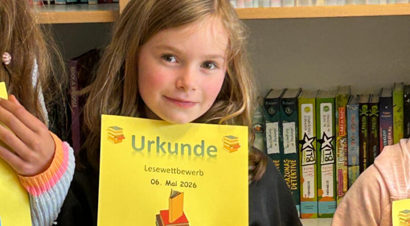 Amilia Simpson zeigt stolz ihre Siegerurkunde vom Lesewettberweb in Augustdorf. Foto: Privat