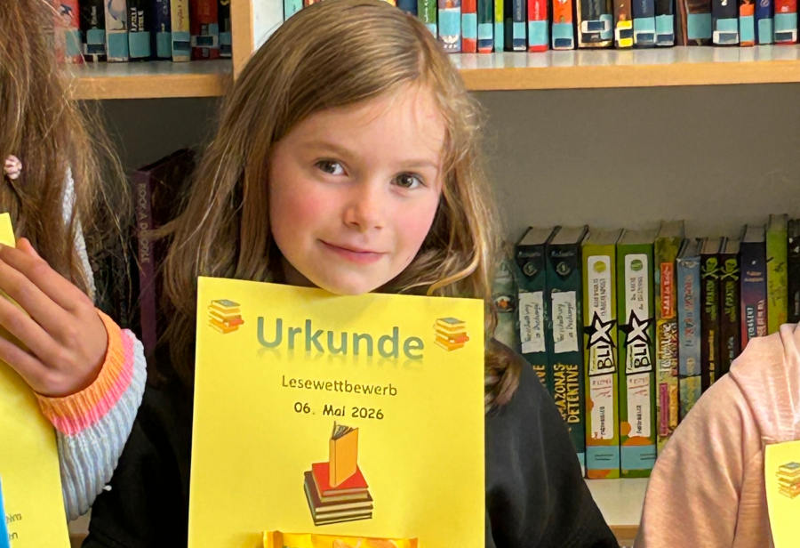Amilia Simpson zeigt stolz ihre Siegerurkunde vom Lesewettberweb in Augustdorf. Foto: Privat