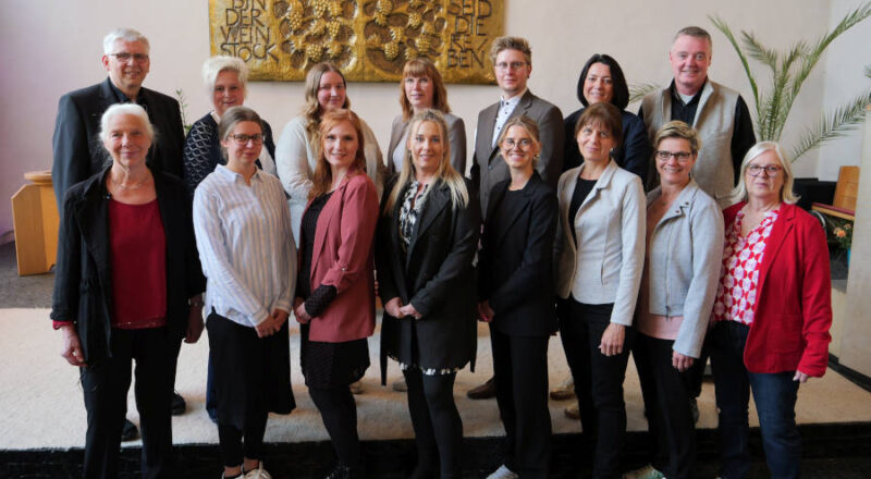 Abschlussgottesdienst der Religionspädagogischen Langzeitfortbildung „Die Hoffnung stärken“ für Erzieherinnen und Erzieher in evangelischen Kitas. Mit (hintere Reihe v.l.) Reiner Kutsche, Nicole Bähre, Lilly Willemsen, Katharina Simon, Nils Ahlers, Sina Gebauer, Andreas Mattke und (vordere Reihe v.l.): Gudrun Babendererde, Evodia Siemens, Kerstin Budde, Bianca Bode, Nele Münt, Lilli Friesen, Sabrina Deijs und Vera Sarembe. (Auf dem Bild fehlen: Michelle Schmidtke und Melanie Meier) Foto: Lippische Landeskirche.