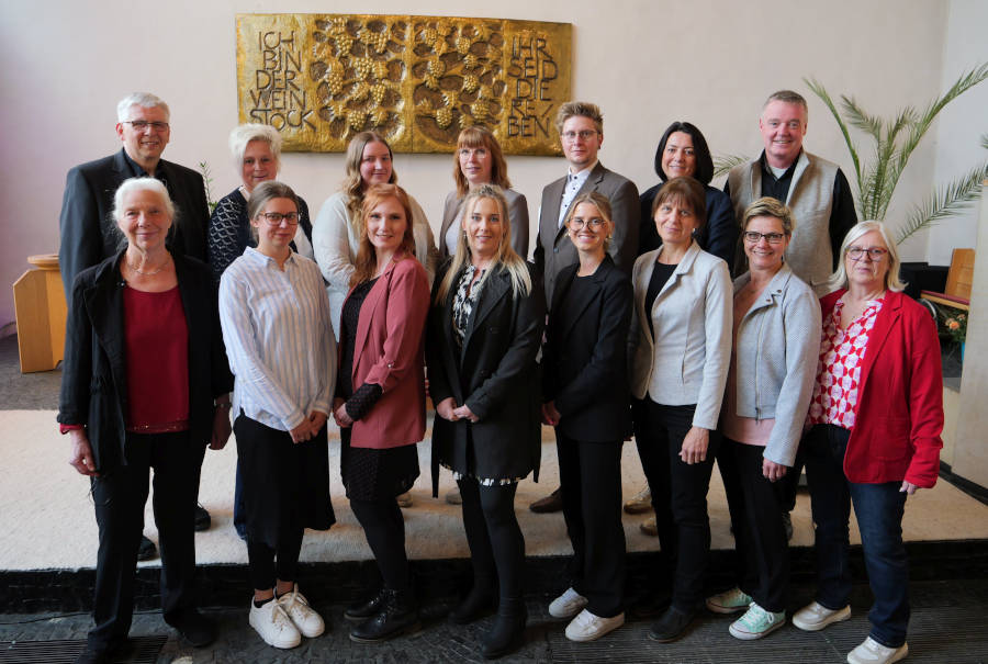 Abschlussgottesdienst der Religionspädagogischen Langzeitfortbildung „Die Hoffnung stärken“ für Erzieherinnen und Erzieher in evangelischen Kitas. Mit (hintere Reihe v.l.) Reiner Kutsche, Nicole Bähre, Lilly Willemsen, Katharina Simon, Nils Ahlers, Sina Gebauer, Andreas Mattke und (vordere Reihe v.l.): Gudrun Babendererde, Evodia Siemens, Kerstin Budde, Bianca Bode, Nele Münt, Lilli Friesen, Sabrina Deijs und Vera Sarembe. (Auf dem Bild fehlen: Michelle Schmidtke und Melanie Meier) Foto: Lippische Landeskirche.