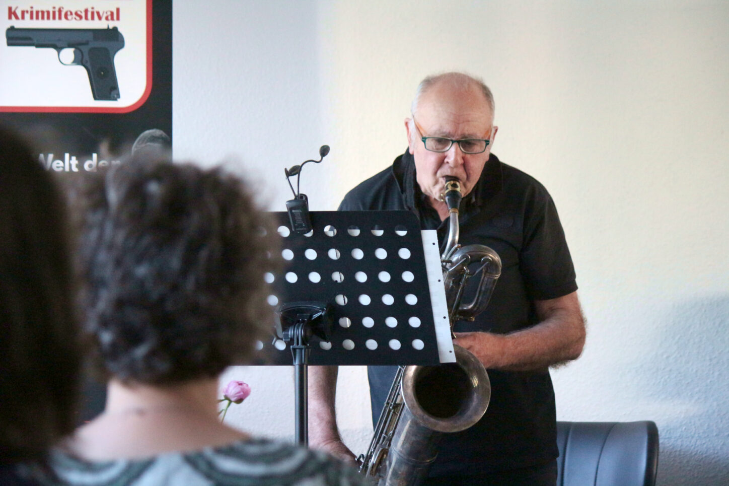 Thomas Schweitzer garnierte die Lesung mit Saxophon-Improvisationen. Foto: Thomas Dohna