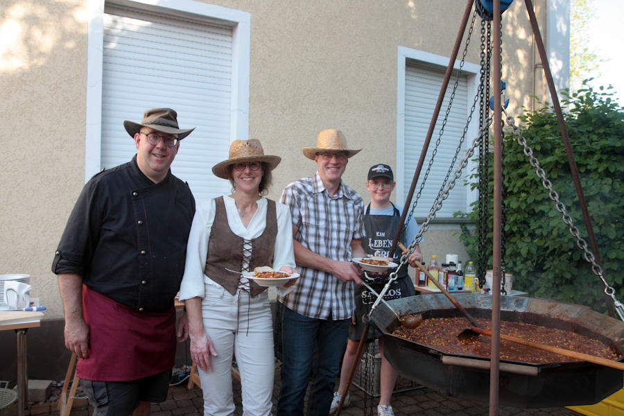Die Küchencrew mit Küster Eckart Wedemann( zweiter von rechts), Svenja Düning und Kirchenvorstandsmitglied Kai Ruthe (links) sorgten für volle Teller. Für den nötigen Schwung in der Riesenpfanne war Tristan (rechts) zuständig. Foto: Thomas Dohna