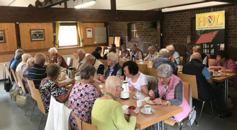 Bei Kaffee und Kuchen wird im Backhaus geklönt. Foto: Heimatverein Leopoldshöhe