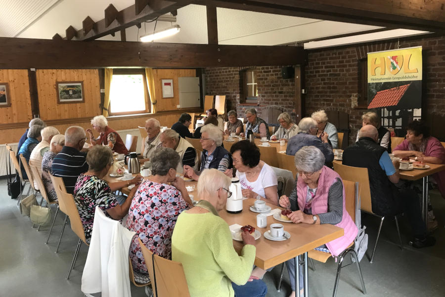 Bei Kaffee und Kuchen wird im Backhaus geklönt. Foto: Heimatverein Leopoldshöhe