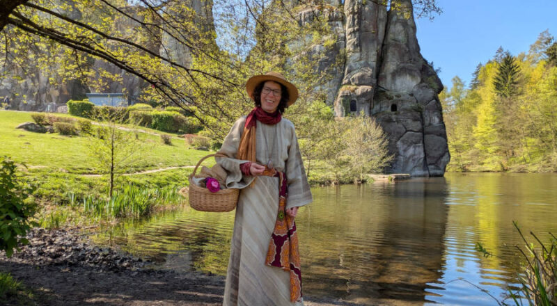 Märchenerzählerin Viviane Kotsch vor den Externsteinen, die Kulisse für die Märchenwanderung. Foto:LVL