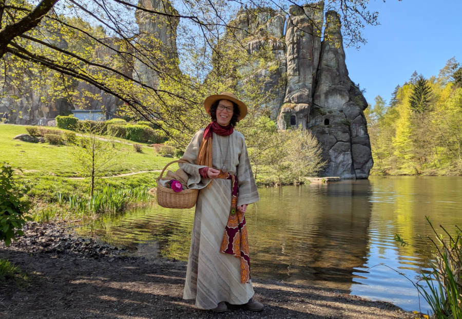 Märchenerzählerin Viviane Kotsch vor den Externsteinen, die Kulisse für die Märchenwanderung. Foto:LVL