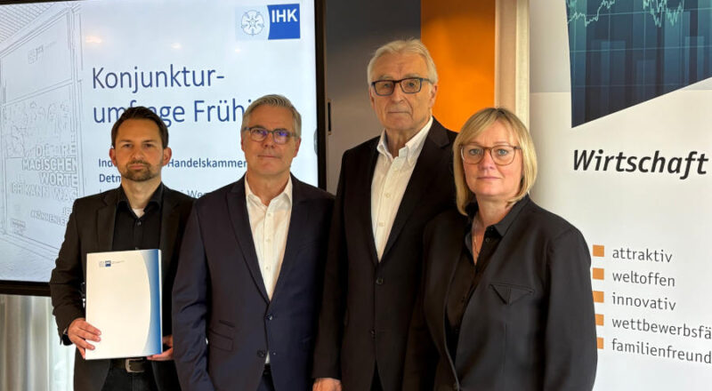 Präsentation der Ergebnisse der IHK-Konjunkturumfrage für das Frühjahr 2026 bei der Unirez Informations-Technologie GmbH in Detmold. IHK- Präsident Volker Steinbach (zweiter von rechts) stellt zusammen mit IHK- Hauptgeschäftsführerin Svenja Jochens und Referent Timm Lönneker (links) die derzeitige Situation in der lippischen Wirtschaft vor. IHK-Vizepräsident Stephan Westerdick (zweiter von links) legt als Geschäftsführer der Unirez GmbH einen besonderen Fokus auf den Dienstleistungssektor. Foto: IHK Lippe