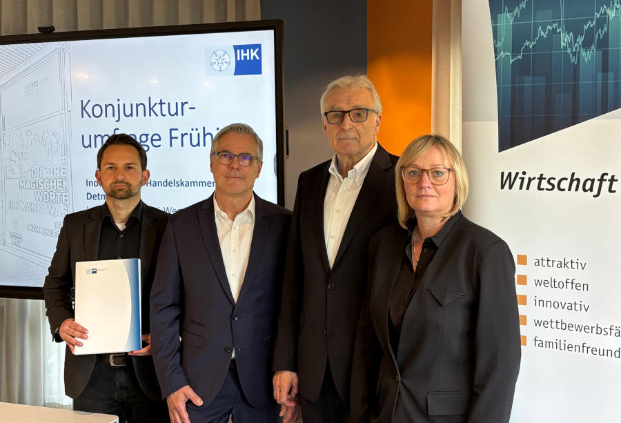Präsentation der Ergebnisse der IHK-Konjunkturumfrage für das Frühjahr 2026 bei der Unirez Informations-Technologie GmbH in Detmold. IHK- Präsident Volker Steinbach (zweiter von rechts) stellt zusammen mit IHK- Hauptgeschäftsführerin Svenja Jochens und Referent Timm Lönneker (links) die derzeitige Situation in der lippischen Wirtschaft vor. IHK-Vizepräsident Stephan Westerdick (zweiter von links) legt als Geschäftsführer der Unirez GmbH einen besonderen Fokus auf den Dienstleistungssektor. Foto: IHK Lippe