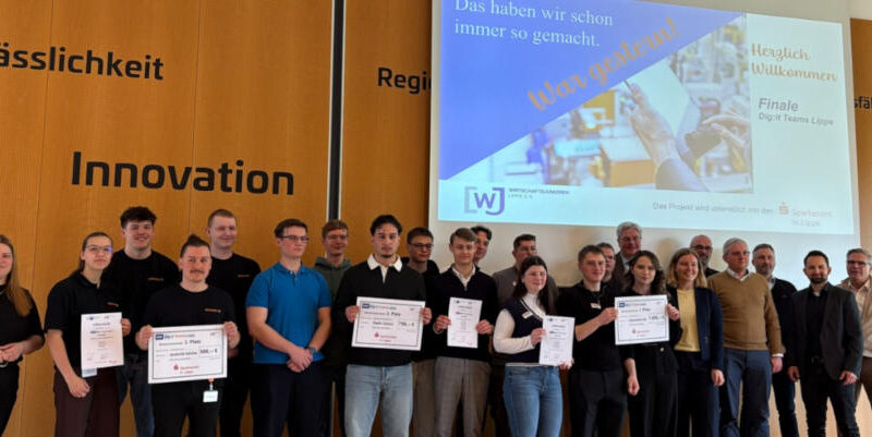 Die Auszubildenden der Dig:it Teams mit den Juror:innen, und Sponsor:innen Foto: IHK Lippe