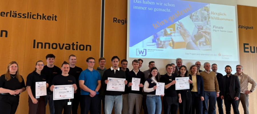 Die Auszubildenden der Dig:it Teams mit den Juror:innen, und Sponsor:innen Foto: IHK Lippe