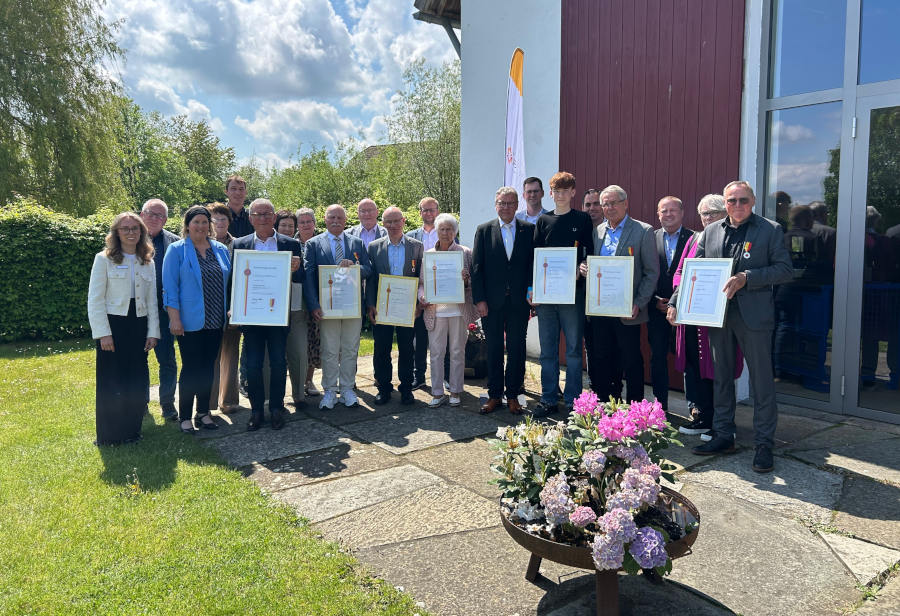 Landrat Meinolf Haase (Mitte), Nicole Plugge (dritte von links) und einige Bürgermeister (zweite Reihe, Mitte und rechts) freuen sich zusammen mit den Preisträgerinnen und Preisträgern des diesjährigen Lippischen Ehrenrings. Foto: Kreis Lippe