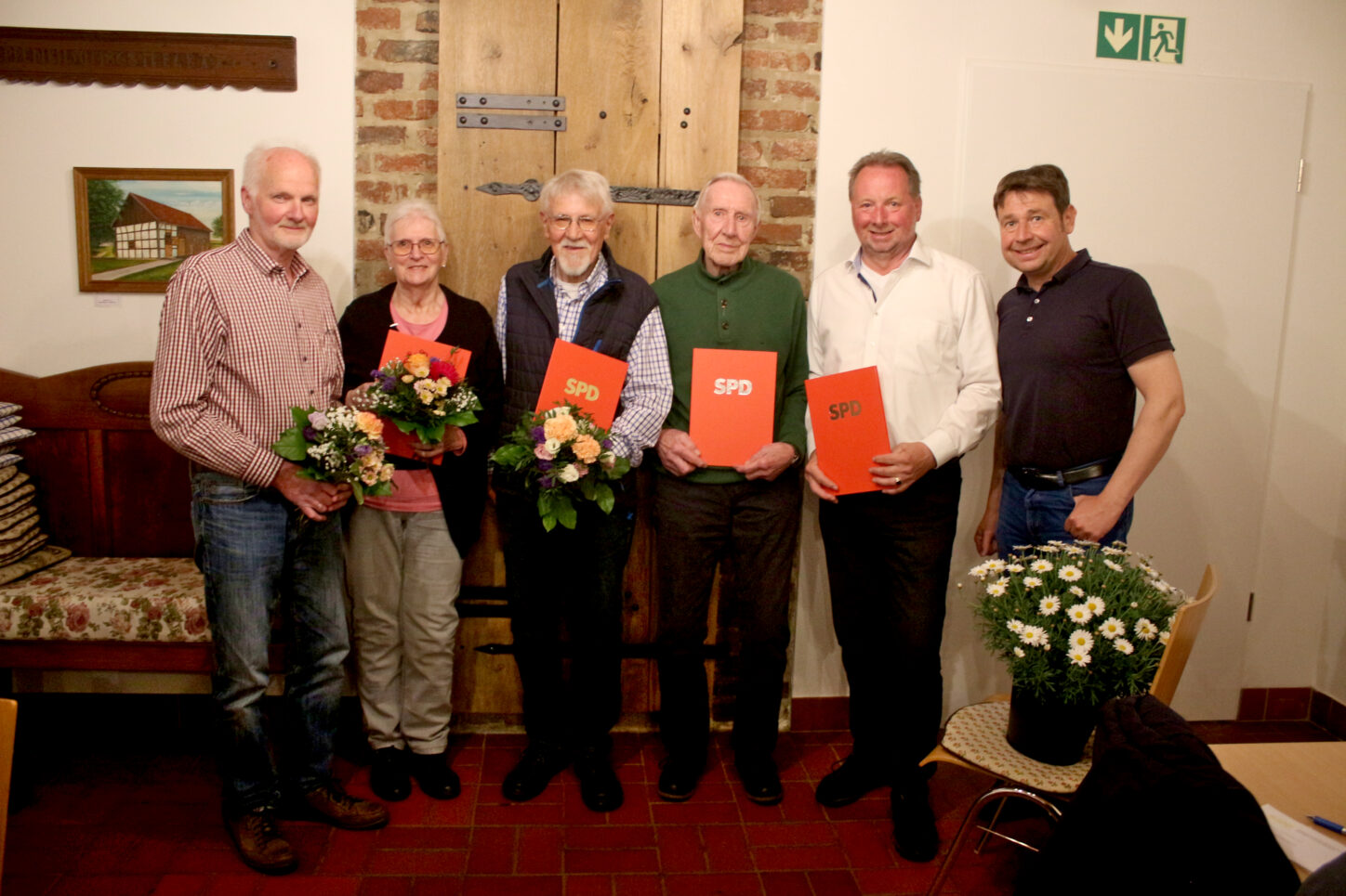Klaus Droste (links) ist der neue Vorsitzende des Ortsvereins SPD-Nord. Er folgte Christian Kühnel nach (rechts). Der ehrte Ulrike und Horst tom Suden, Paul Weitenhofer und Arndt Brinkmann für ihre langjährigen Mitgliedschaften in der SPD. Foto: Thomas Dohna