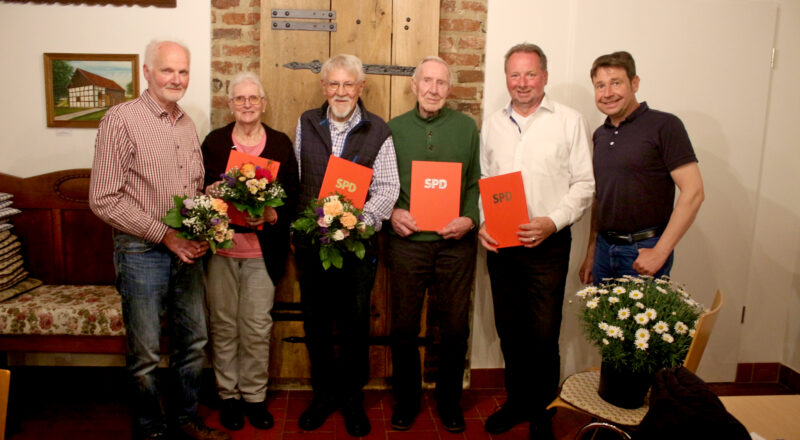 Klaus Droste (links) ist der neue Vorsitzende des Ortsvereins SPD-Nord. Er folgte Christian Kühnel nach (rechts). Der ehrte Ulrike und Horst tom Suden, Paul Weitenhofer und Arndt Brinkmann für ihre langjährigen Mitgliedschaften in der SPD. Foto: Thomas Dohna