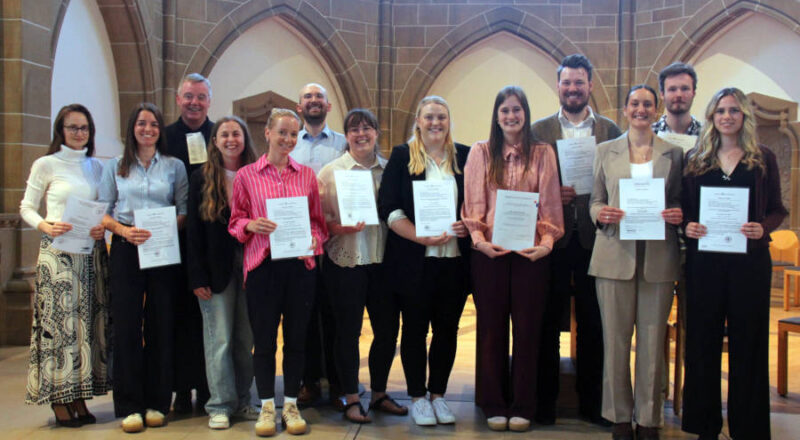 Landespfarrer Andreas Mattke (dritter von links) freut sich mit: Elisa Lavinia Gottwald, Katharina Hellmeier, Jenny Vera Penner, Melissa Kriemelmann, Christoph Nagel, Lisa-Marie Schmitz, Loreen Kivelitz, Hanna Christin Schnittger, Jan-Christian Ritz, Ellen Dumler, Dominik Dohrmann und Marlene Lucia Pichen. Foto: Lippische Landeskirche