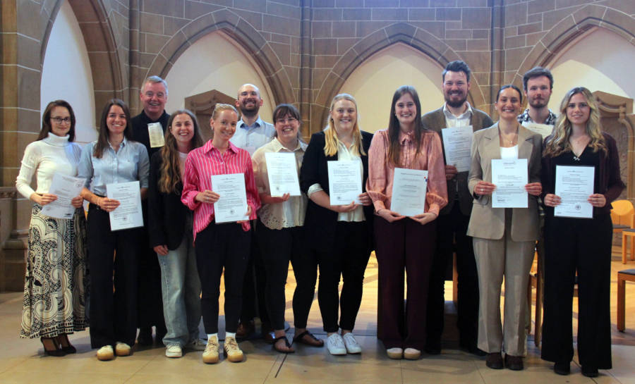Landespfarrer Andreas Mattke (dritter von links) freut sich mit: Elisa Lavinia Gottwald, Katharina Hellmeier, Jenny Vera Penner, Melissa Kriemelmann, Christoph Nagel, Lisa-Marie Schmitz, Loreen Kivelitz, Hanna Christin Schnittger, Jan-Christian Ritz, Ellen Dumler, Dominik Dohrmann und Marlene Lucia Pichen. Foto: Lippische Landeskirche