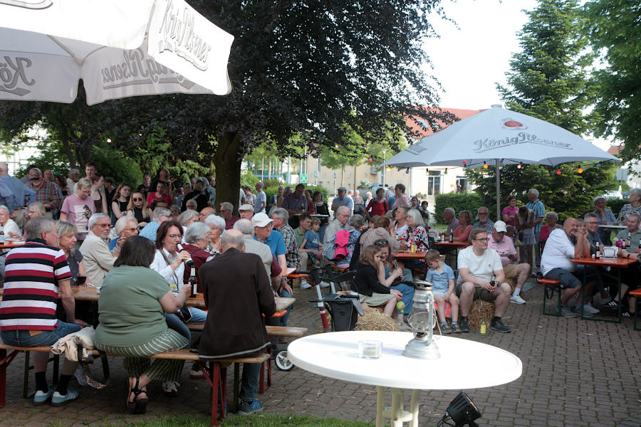 Gut gefüllt war der Kirchhof zum Countryabend. Foto: Thomas Dohna
