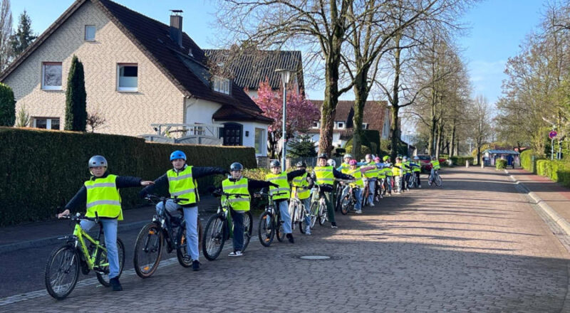 Am Start zur praktischen Radfahrprüfung: Die Kinder starten auf ihrem Rad im Zeitabstand. Unterwegs kontrollieren Streckenposten das Fahrverhalten jedes einzelnen im Straßenverkehr. Foto: Privat