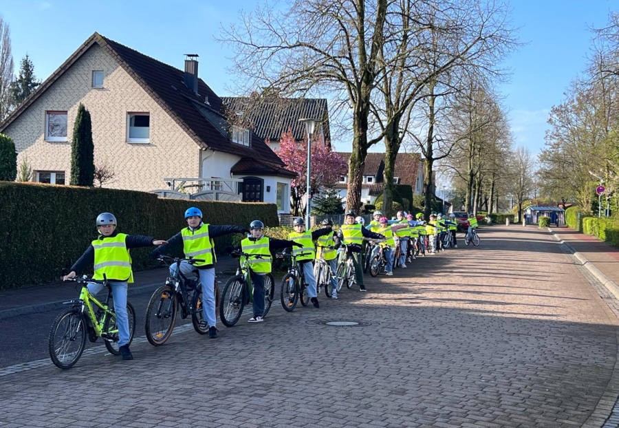 Am Start zur praktischen Radfahrprüfung: Die Kinder starten auf ihrem Rad im Zeitabstand. Unterwegs kontrollieren Streckenposten das Fahrverhalten jedes einzelnen im Straßenverkehr. Foto: Privat