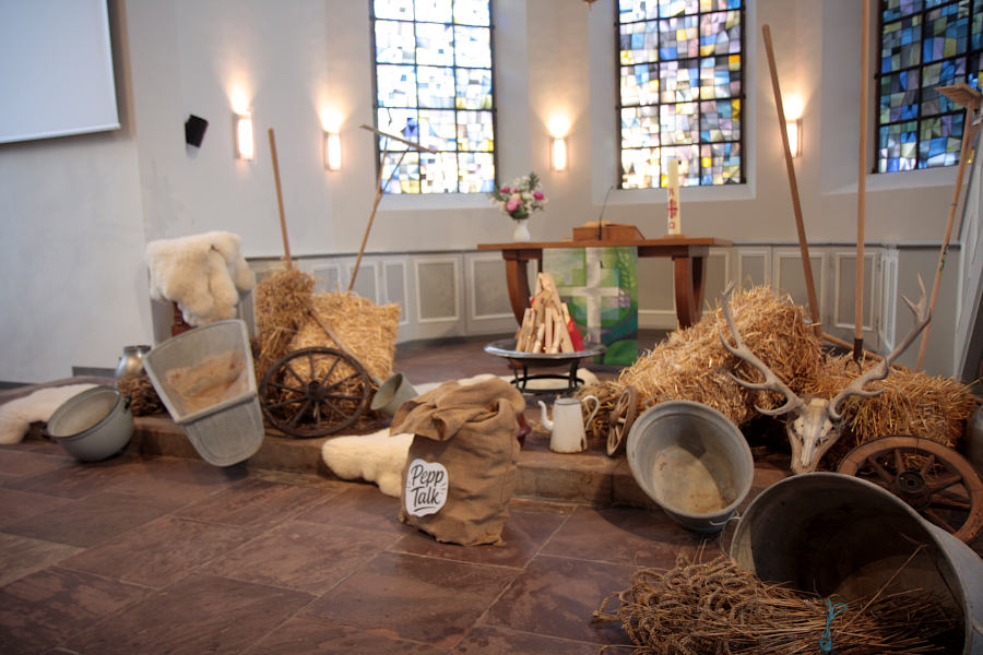 Der Altarraum in der Kirche war passend für den Sonntagsgottesdienst dekoriert. Foto: Thomas Dohna.