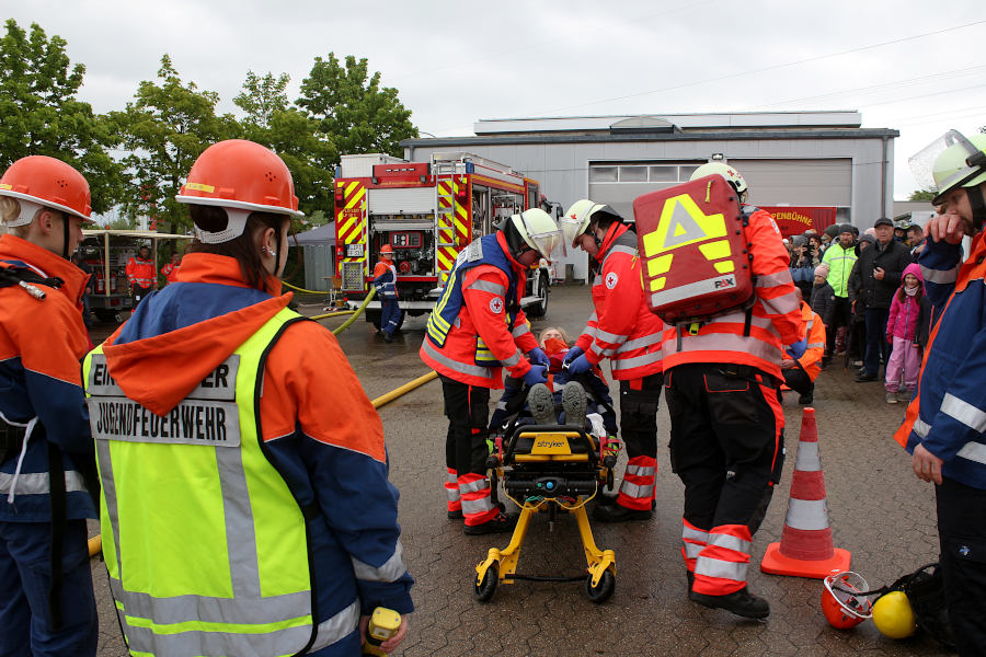 Die Jugendlichen des Roten Kreuzes betreuen die verletzte Person des Einsatzes der Jugendfeuerwehr. Einsatzleiterin Sarah Schurig (vorn links) behält alles im Blick.