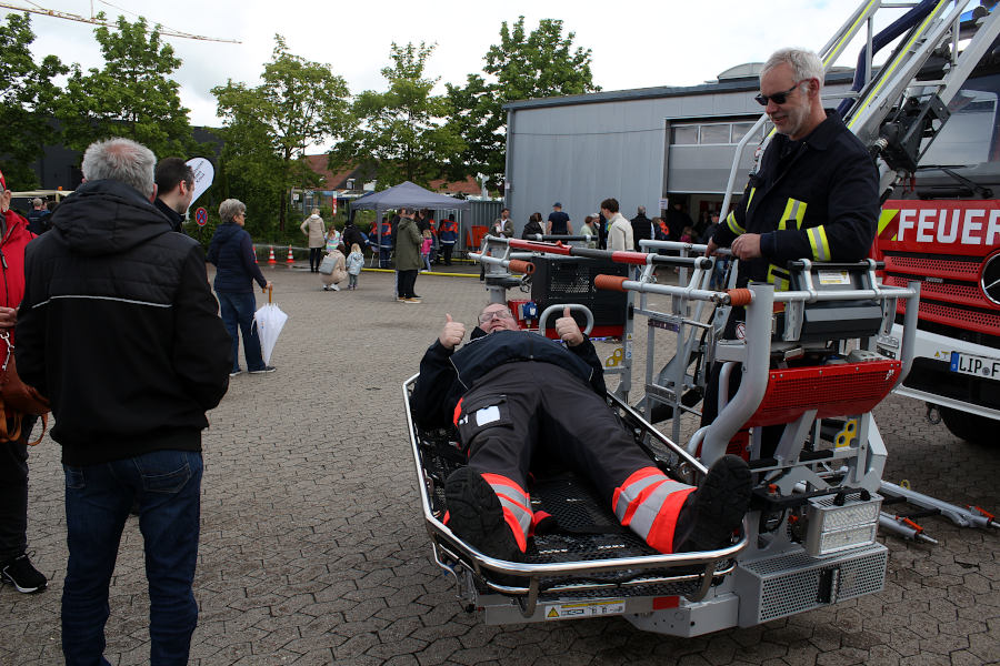Als "Fahrgast" in der Drehleitertrage hatte sich Rotkreuzleiter Christian Auffenberg zur Verfügung gestellt. Jens Seidensticker führte die Technik vor.  