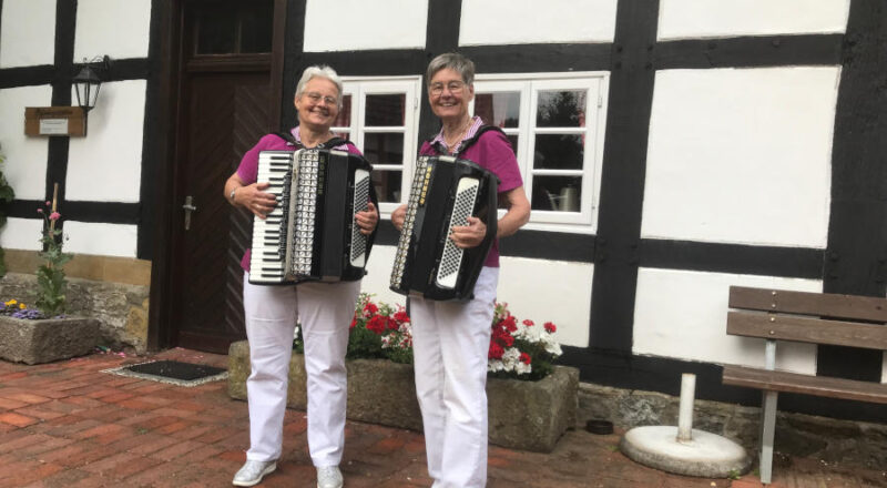 Das Akkordeon-Duo Claudia Albri (links) und Anneliese Tank eröffnen in diesem Jahr den Kultursommer auf dem Heimathof. Foto: Heimatverein Leopoldshöhe